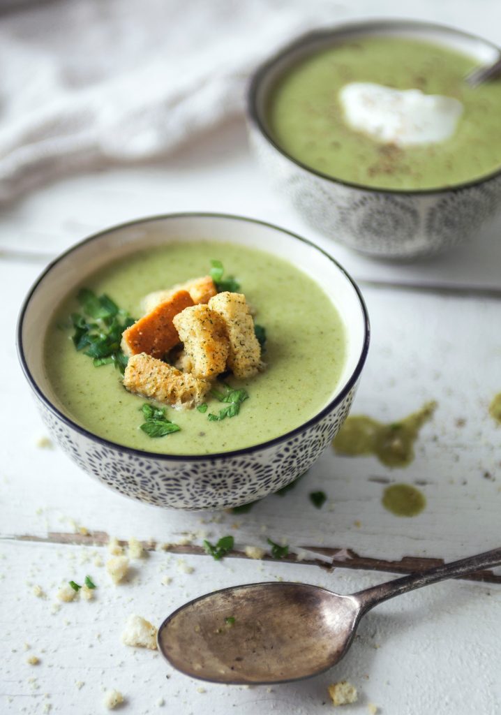 Potage de brocoli, cumin et yogourt