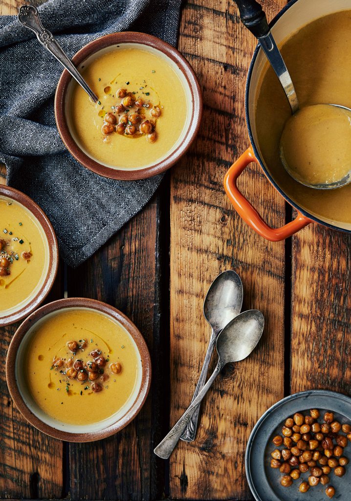 Potage au céleri et au cheddar & garniture de pois chiches caramélisés