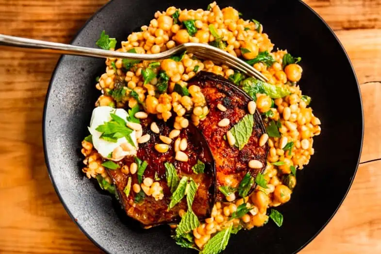 Aubergines épicées, couscous perlé et pois chiches