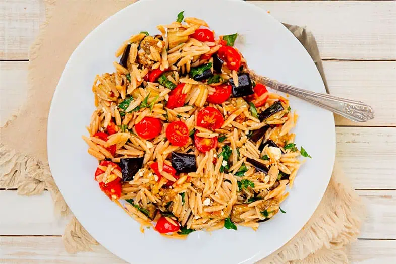 Orzo aux aubergines et tomates rôties