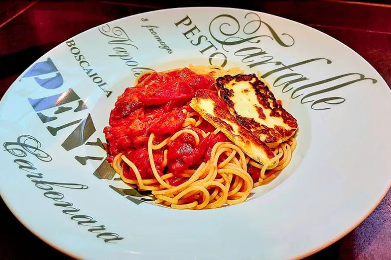 Spaghettis à l’halloumi, sauce tomates savoureuse
