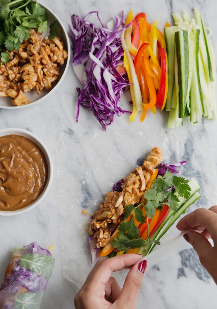 Rouleaux de printemps au poulet et sauce aux arachides