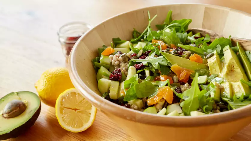 Salade de roquette au sarrasin, à l'avocat et aux fruits séchés