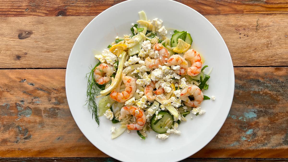 Salade d’orzo aux crevettes et au feta