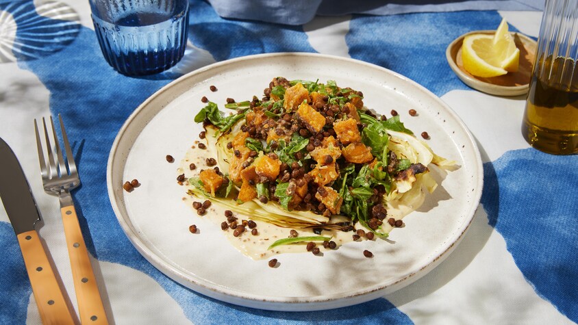 Salade tiède au chou et aux lentilles à la moutarde et à l’érable