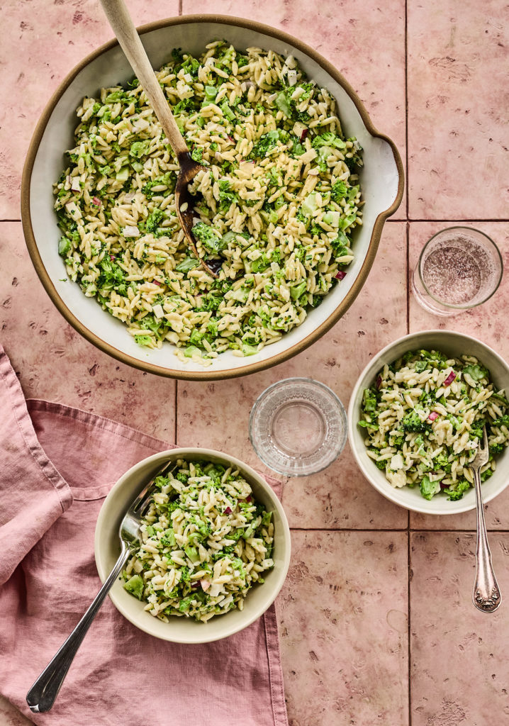 Salade d’orzo au brocoli, à la pomme & au parmesan