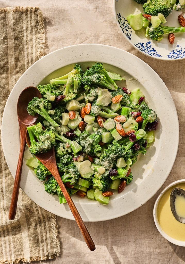 Salade de brocoli et d’amandes & vinaigrette à la moutarde au miel