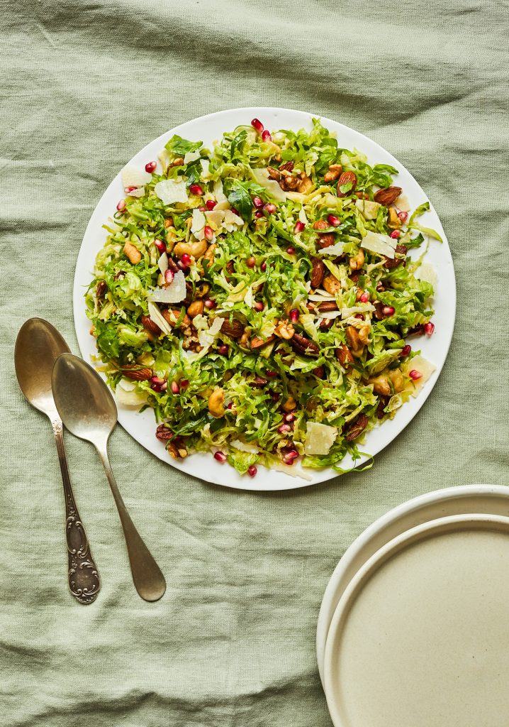Salade de choux de Bruxelles, de noix & de parmesan