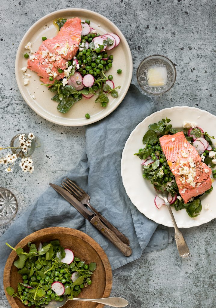 Saumon poché, salade de petits pois au féta et à la menthe & vinaigrette citronnée au yogourt