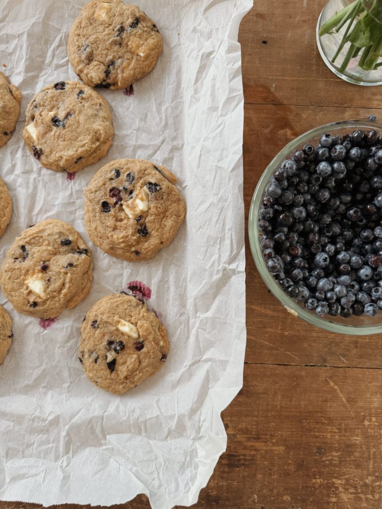 Biscuits « top de muffin » aux bleuets & au chocolat blanc